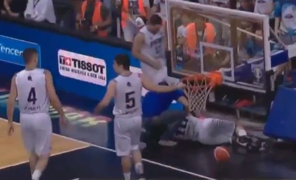 Tensión en Olavarría: el momento en el que cedió un aro y golpeó a un jugador paraguayo