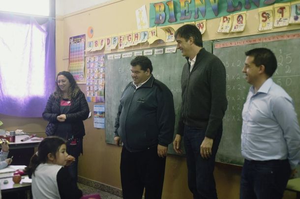 Esteban Bullrich hizo campaña en una escuela, algo prohibido por él mismo