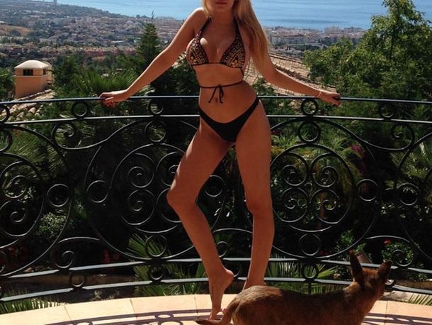 Charlotte Caniggia juega con sensualidad al misterio