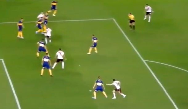 La nueva queja de los hinchas de Boca en la jugada previa al penal que cobró el VAR