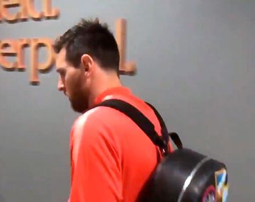 Messi se peleó con un grupo de hinchas del Barcelona en el aeropuerto de Liverpool