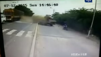 un camion se sale de control, pisa a una bicicleta y mata a 4 integrantes de una familia un camion se sale de control, pisa a una bicicleta y mata a 4 integrantes de una familia