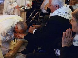 El Papa lavó los pies de los enfermos en Jueves Santo