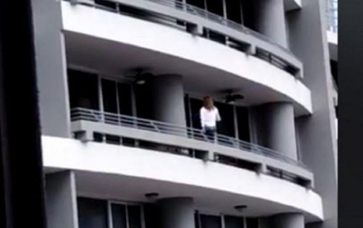 Quiso sacarse una selfie en un balcón y cayó desde un piso 27