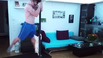 video: un hombre y un gato sorprenden con el baile del cano video: un hombre y un gato sorprenden con el baile del cano
