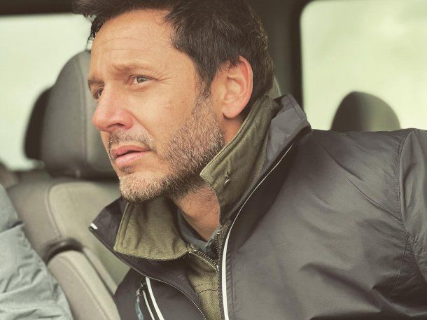 El drama de Benjamín Vicuña: Dejó todo y se fue de urgencia a Chile