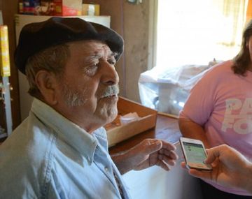 Marcela Avit, la madre de Maximiliano Grassi, junto al agredido. Crédito: La Nueva