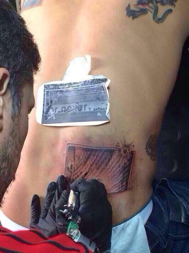 Lo erró y se lo tatuó: Pinilla plasmó en su espalda el tiro en el travesaño