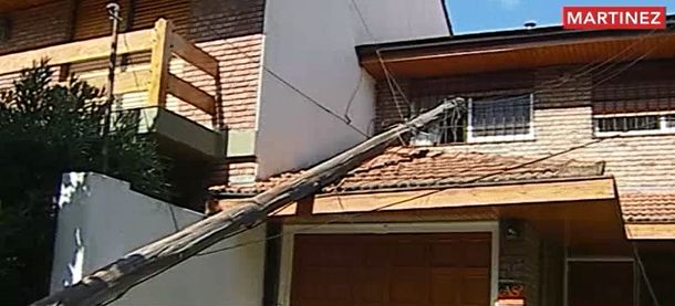 Tuvo cinco días un poste caído sobre el techo de su casa