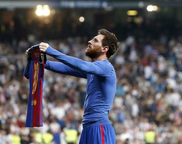 El 10 le ofrece su camiseta a un Bernabeu mudo