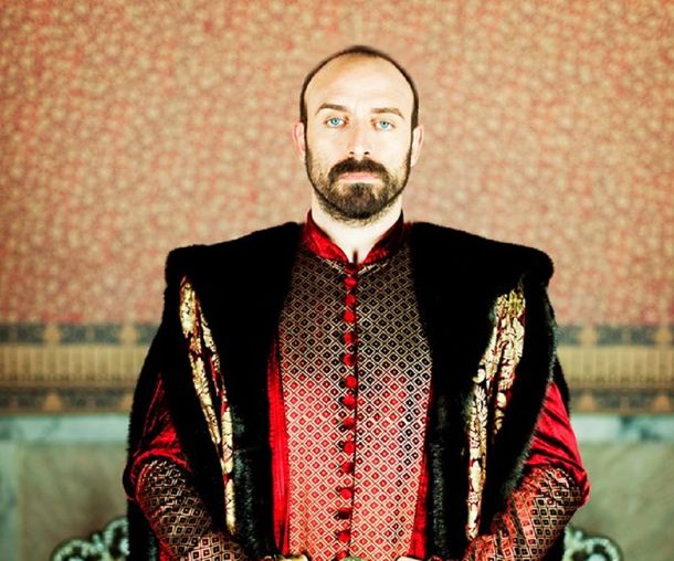 Halit Ergenç como el Sultán Suleimán