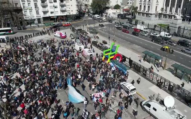 Adentro debate, afuera protesta: manifestantes marchan contra el veto de Javier Milei a la Ley de Discapacidad