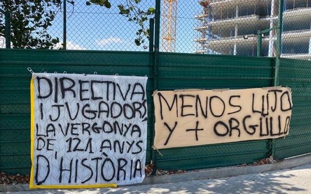 Duro recibimiento de los hinchas al Barcelona tras la derrota ante el Bayern Munich