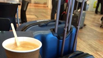 no tan cuidados: en aeroparque, un cafe con medialunas sale $85 no tan cuidados: en aeroparque, un cafe con medialunas sale $85
