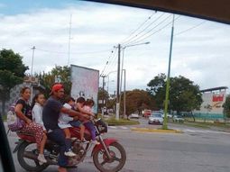 imprudentes: asi viajan seis personas sobre una moto imprudentes: asi viajan seis personas sobre una moto