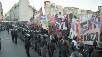 Corte total en la avenida 9 de Julio a la altura del Obelisco Corte total en la avenida 9 de Julio a la altura del Obelisco