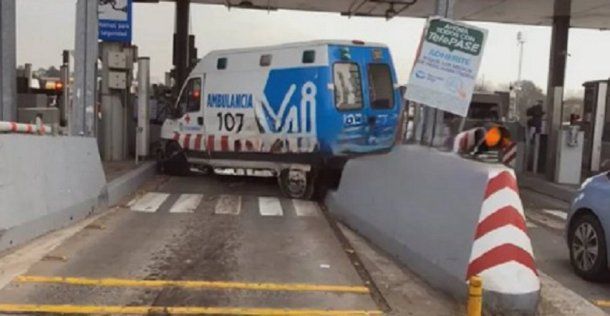 Así se incrustó una ambulancia en un peaje de Ituzaingó
