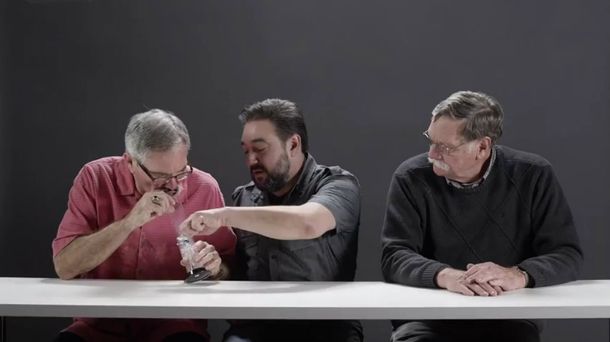 ¿Qué pasa cuando tres ex policías prueban marihuana en cámara?