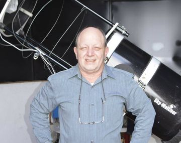 Buso frente al telescopio con el que pudo registrar la explosión que originó una supernova