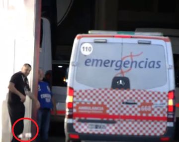 Cuando la ambulancia entraba le arrojaron una botella desde las gradas