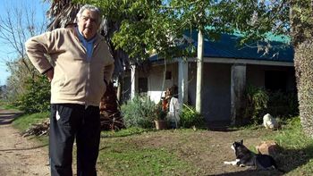 el hijo que le aparecio a mujica: pidio ser adoptado, se desnudo y termino internado el hijo que le aparecio a mujica: pidio ser adoptado, se desnudo y termino internado