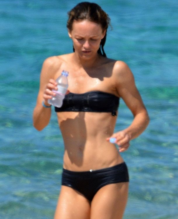 La ex de Johnny Depp festejó su soltería en topless