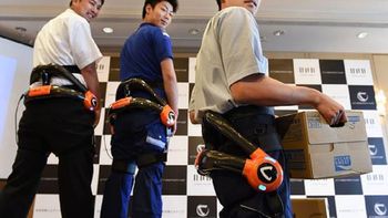 empleados de un aeropuerto usan trajes robot para cargar equipaje empleados de un aeropuerto usan trajes robot para cargar equipaje