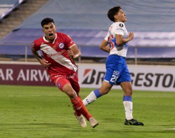 Argentinos Juniors le ganó a la Universidad Católica en Chile y lidera su grupo