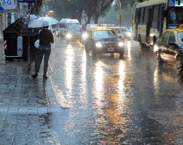 Llueve en la Ciudad y rige un alerta por tormentas fuertes