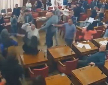 Escándalo en Mar del Plata: taxistas y choferes de apps terminaron a las trompadas en el Concejo Deliberante