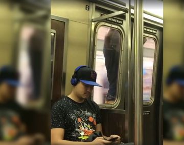 ¿Qué hace? Estupor ante un usuario que viaja colgado de la puerta del subte
