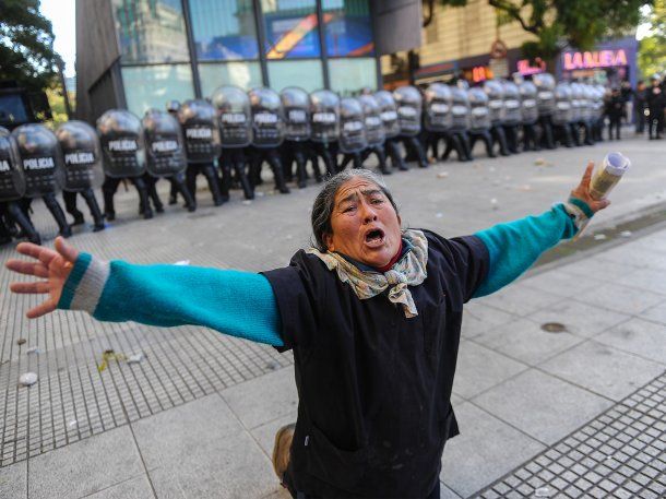 Incidentes en el Obelisco: el pedido de una mujer para que dejen de tirar piedras