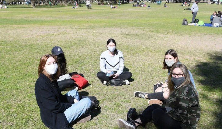 El barbijo deja de ser obligatorio al aire libre en la Ciudad