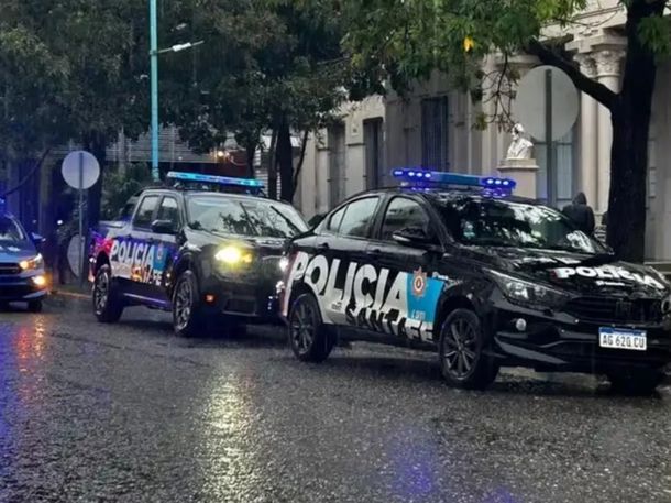La Policía realizó un operativo en la Escuela Alberdi. Foto: El Litoral.