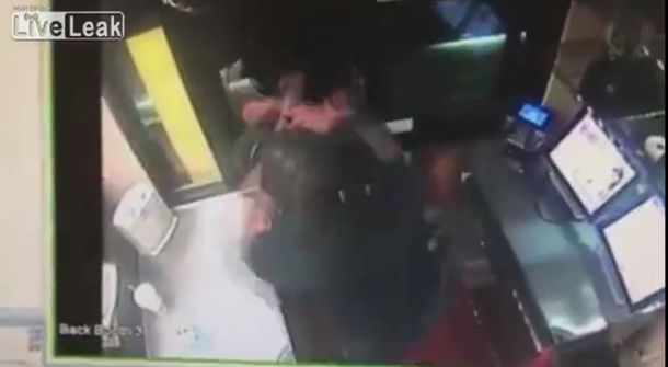 Se quiso hacer el vivo y el empleado lo sacó a las trompadas