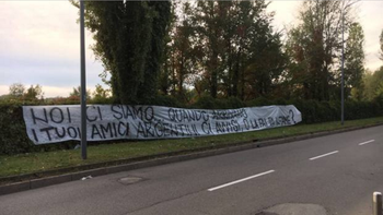 La bandera de los barras frente a la casa de Icardo: Acá estamos ¿Cuándo llegan tus amigos argentinos? ¿Era sólo una amenaza o es que sos un infame? La bandera de los barras frente a la casa de Icardo: Acá estamos ¿Cuándo llegan tus amigos argentinos? ¿Era sólo una amenaza o es que sos un infame?