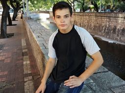 Vende turrones en la calle, ganó una beca y necesita dinero para viajar