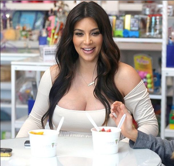 Kim Kardashian está sacando pecho por el embarazo