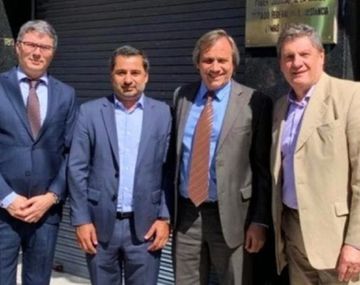 Espionaje ilegal: el juez federal de Lomas de Zamora Juan Pablo Aug&eacute;, segundo desde la derecha, tiene coronavirus