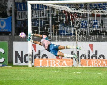 Insólito: el arquero de Almagro atajó el penal y salió a festejar pero faltaba un disparo