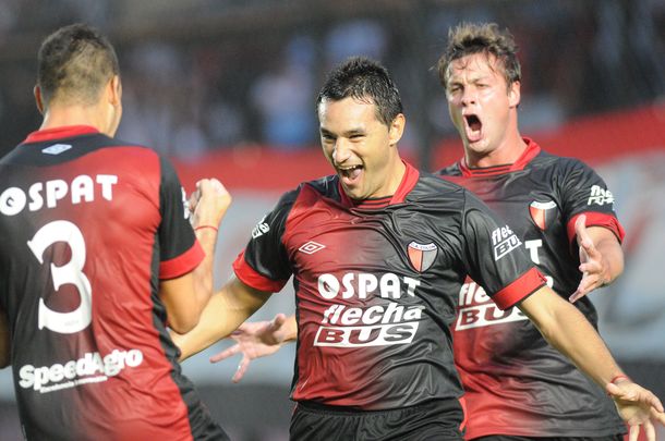 Colón le ganó a All Boys en Santa Fe y sigue como único puntero