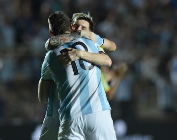 El abrazo entre Lionel Messi y Lucas Pratto