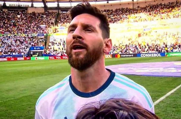 Los mejores memes por la primera vez de Messi cantando el himno