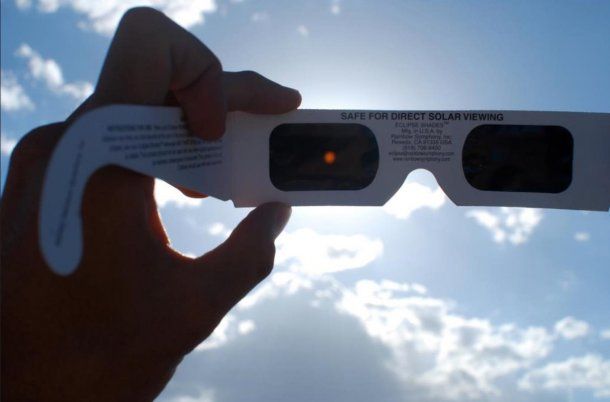 Expertos recomiendan mirar el eclipse con lentes especiales