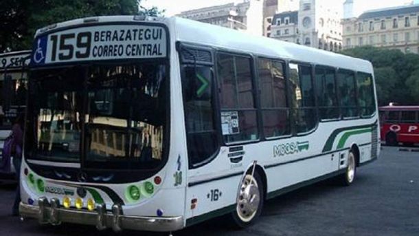 Colectivero chocó contra una estación de servicio para intentar evitar un robo