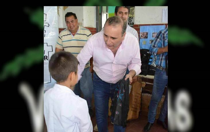 Intendente reparte mochilas a niños con dibujos de marihuana