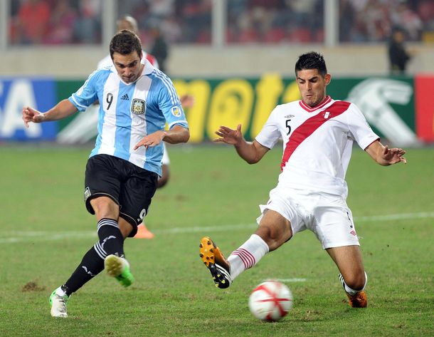 Argentina jugó mal y empató con Perú, pero es puntero