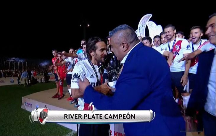 Chiqui Tapia le entrega la Supercopa Argentina a Leo Ponzio