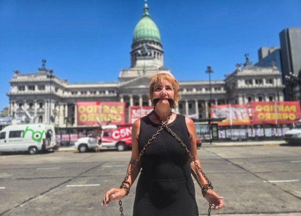 Nancy Pazos, encadenada y amordazada frente al Congreso en defensa del Estatuto del Periodista