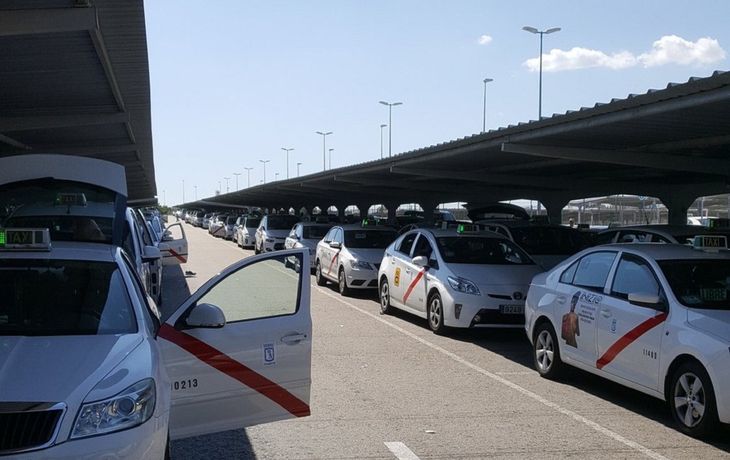 No quiso que lo llevara a una taxista mujer